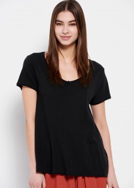 Βαμβακερό t-shirt με άνοιγμα V