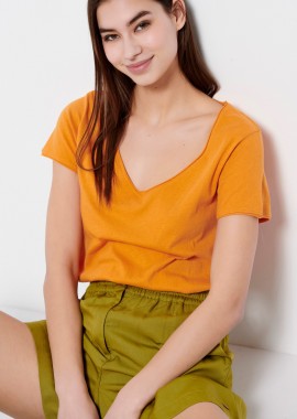 Βαμβακερό t-shirt με άνοιγμα V