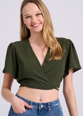 Cropped top με cut out λεπτομέρειες