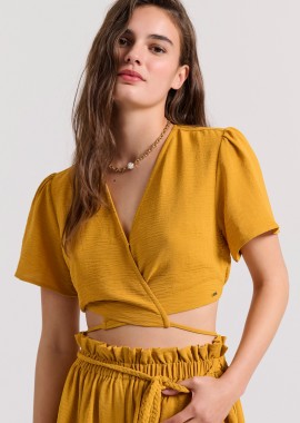 Cropped top με cut out λεπτομέρειες