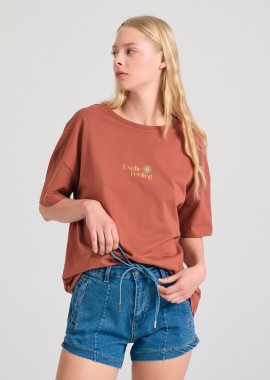 Γυναικείο loose fit t-shirt με exotic τύπωμα στην πλάτη