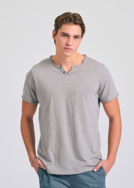 T-shirt με λαιμό henley και raw cuts - The essentials