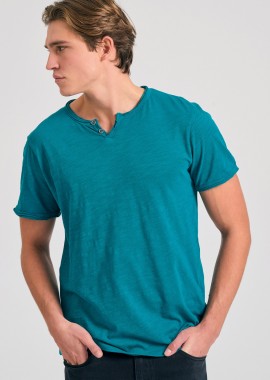 T-shirt με λαιμό henley και raw cuts - The essentials