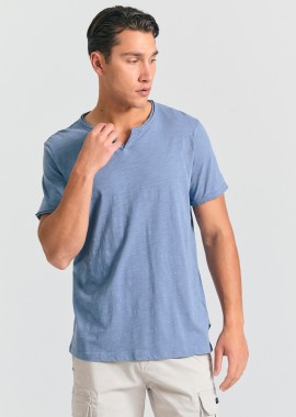 T-shirt με λαιμό henley και raw cuts - The essentials