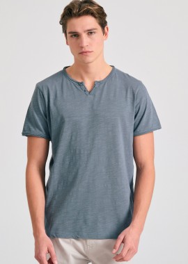 T-shirt με λαιμό henley και raw cuts - The essentials