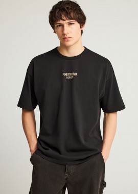 Oversized t-shirt με τύπωμα στο στήθος