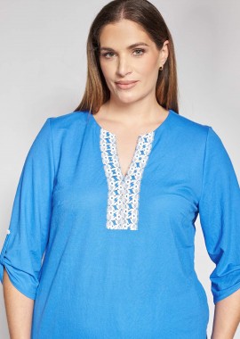 Μπλούζα με V και διάτρητο κέντημα
