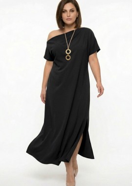Φόρεμα με λοξή λαιμόκοψη και κολιέ σε μαύρο χρώμα plus size