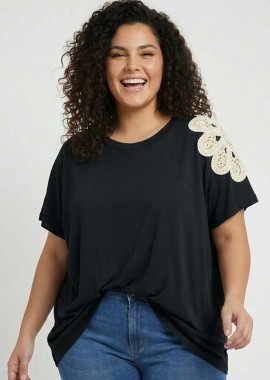 Μπλούζα με κεντητό λουλούδι στον ώμο μαύρο χρώμα plus size