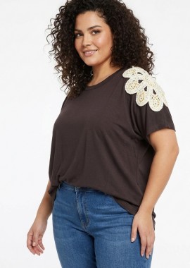 Μπλούζα με κεντητό λουλούδι στον ώμο καφέ χρώμα plus size