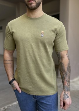 Ανδρικό βαμβακερό λαδί T-shirt με ανάγλυφο ύφασμα και στάμπα στο στήθος TPM1069