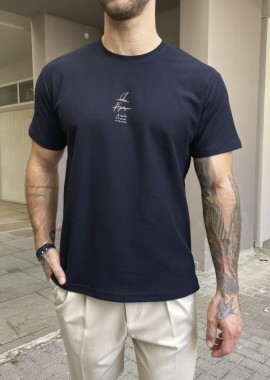 Ανδρική μπλε κοντομάνικη μπλούζα με ανάγλυφο ύφασμα και τύπωμα στο στήθος 252822