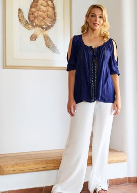 ΜΠΛΕ ΜΠΛΟΥΖΑ ΜΕ ΑΝΟΙΓΜΑ ΣΤΟΥΣ ΩΜΟΥΣ ΚΑΙ ΔΑΝΤΕΛΑ