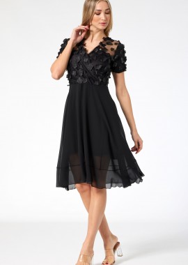 ΜΑΥΡΟ ΚΡΟΥΑΖΕ ΦΟΡΕΜΑ ΜΕ ΑΠΛΙΚΕ ΛΟΥΛΟΥΔΙΑ ΣΤΟ ΜΠΟΥΣΤΟ