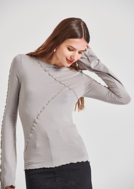 Τοπ με διακοσμητικές ραφές και μανίκια καμπάνα