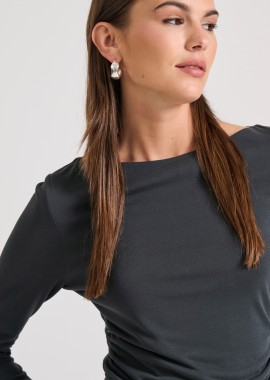 Κορμάκι με σούρες και κλειστή λαιμόκοψη