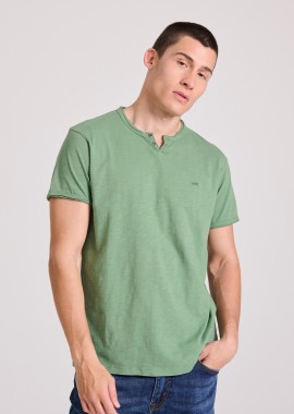 T-shirt με λαιμό henley και raw cuts - The essentials