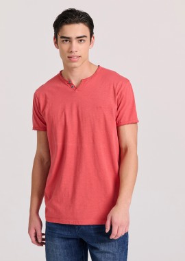 T-shirt με λαιμό henley και raw cuts - The essentials
