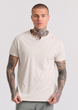 T-shirt με λαιμό henley και raw cuts - The essentials