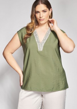 - Αμάνικη μπλούζα με κεντητή v λαιμόκοψη