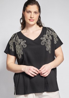 - Μπλούζα με V λαιμόκοψη και τύπωμα στους ώμους