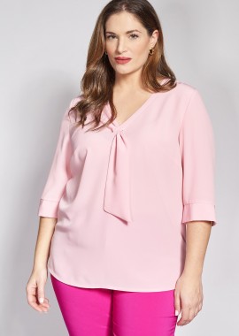 - Μπλούζα ζωρζέτα με γραβάτα και τρουακάρ μανίκια.