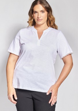 - Βαμβακερό T-Shirt με V Λαιμόκοψη και Κροσέ Λεπτομέρεια στα Μανίκια