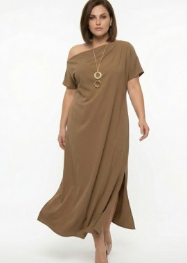 - Φόρεμα με λοξή λαιμόκοψη και κολιέ σε σοκολά χρώμα plus size