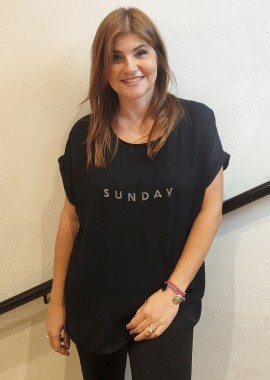 - Ημιδιάφανη μπλούζα με τύπωμα Sunday σε μαύρο χρώμα