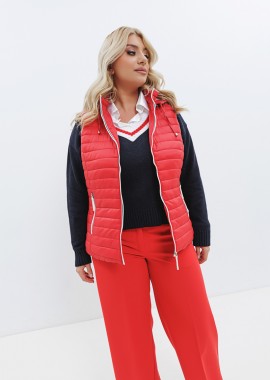 - Κοντό αμάνικο μπουφάν με κουκούλα σε κόκκινο χρώμα