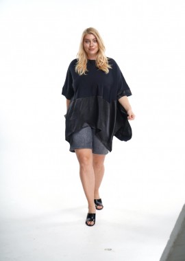- Μπλούζα plus size πλεκτή και σατέν ασύμμετρη σε μαύρο χρώμα