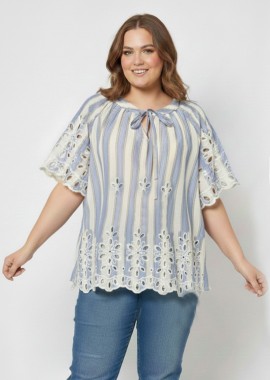 - Ριγέ μπλούζα με δέσιμο και κιπούρ σε εκρού και σιέλ χρώμα