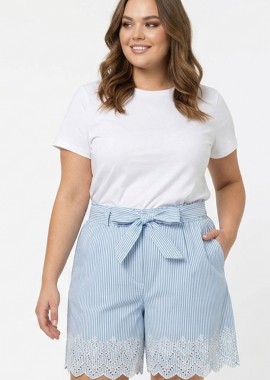 - Shorts ριγέ με δαντέλα στο τελείωμα σε σιέλ/λευκό χρώμα plus size